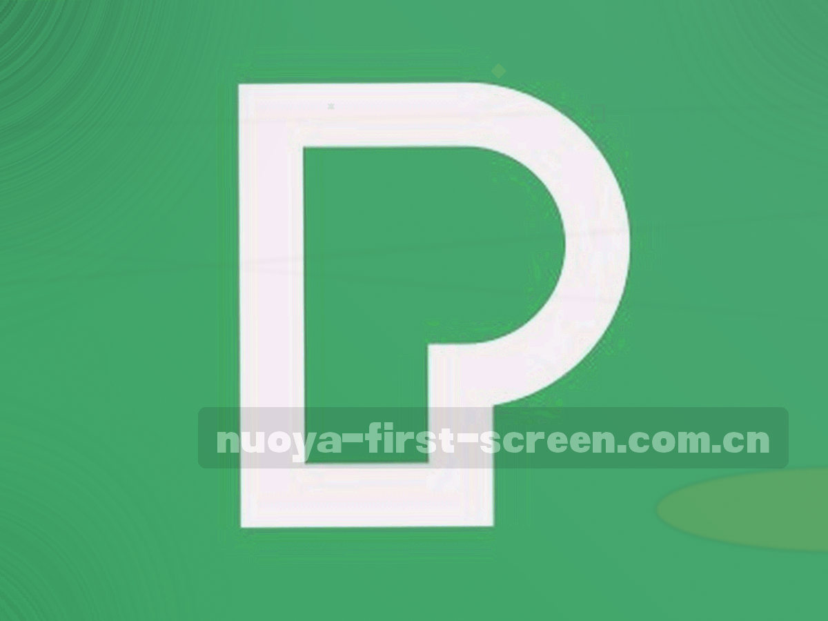 开放式办公桌远景，多屏显示深色问答界面，画面中不出现可识别的面部